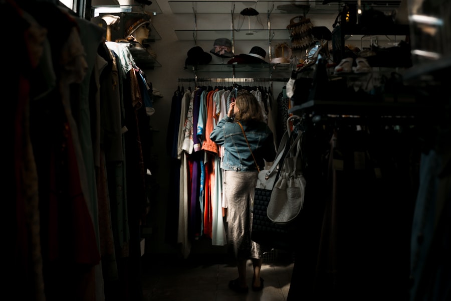 Prenda de archivo en tienda con luz tenue